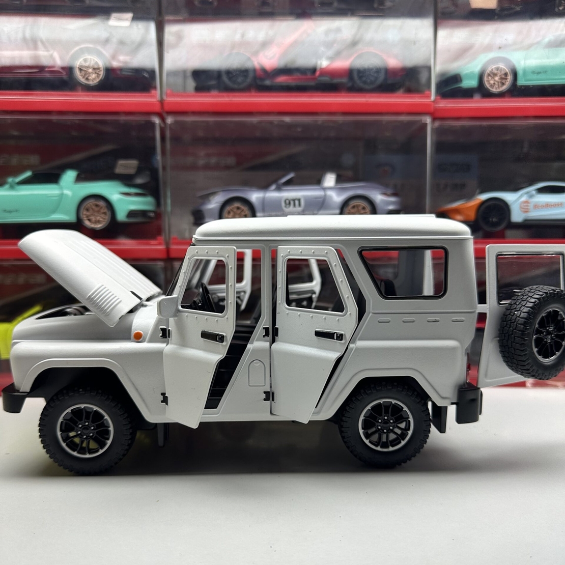 Метален джип с отварящи се врати капаци светлини и звуци UAZ 469 1:18