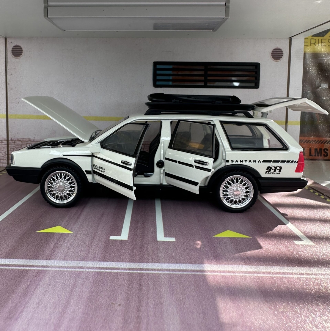 Метална кола с отварящи се врати светлини и звуци Volkswagen Santana / Passat B2 / 1:32