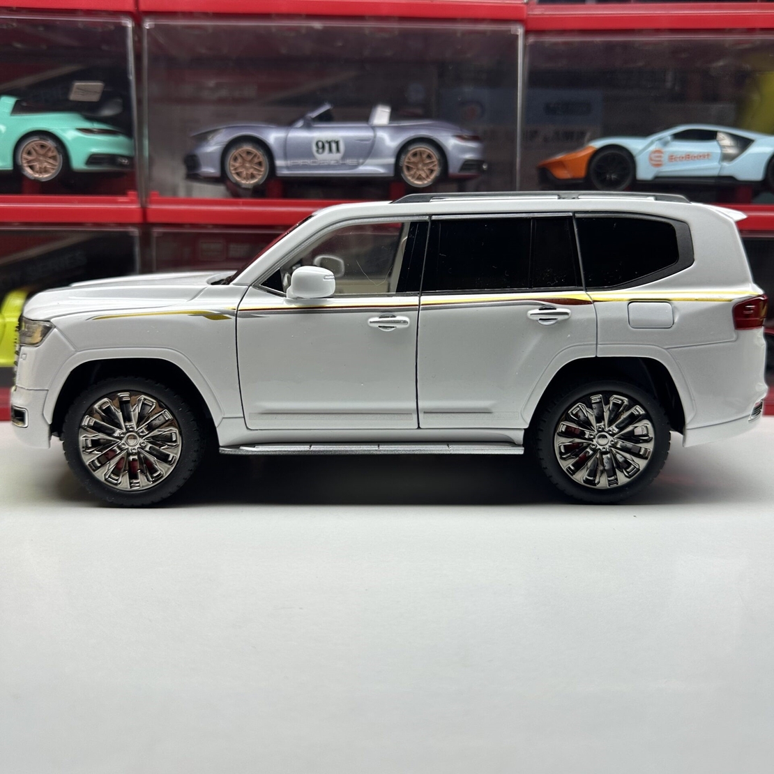 Метален джип с отварящи се врати капаци светлини и звуци Toyota Land Cruiser 1:18