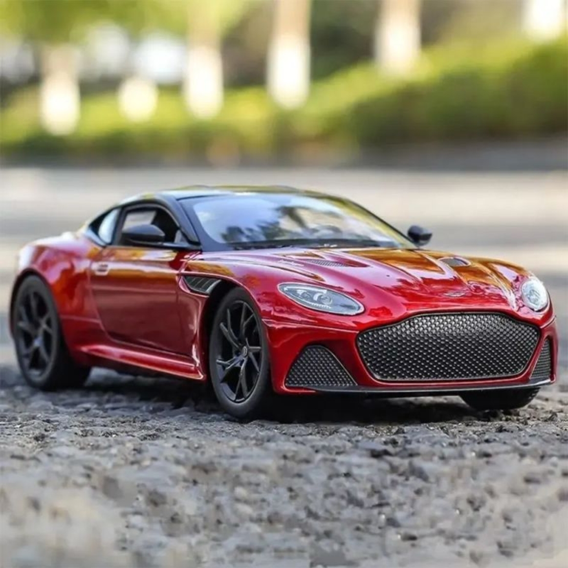 Метална кола с отварящи се врати и капаци светлини и звуци Aston Martin DBS Superleggera 1:24