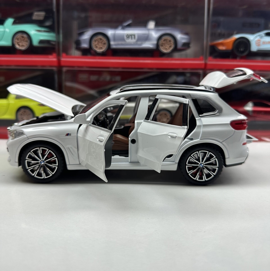 Метална кола с отварящи се врати капаци светлини и звуци BMW X5 1:24
