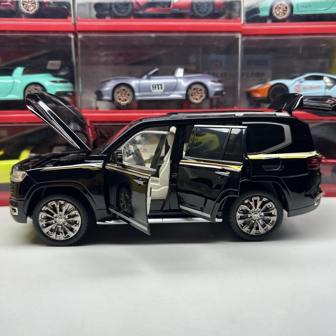 Метален джип с отварящи се врати капаци светлини и звуци Toyota Land Cruiser 1:18
