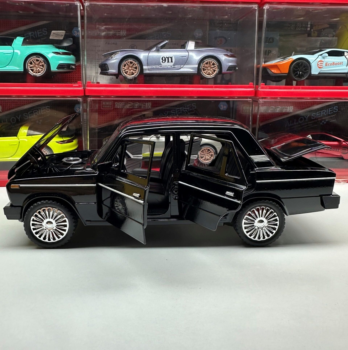 Метална кола с отварящи се врати капаци светлини и звуци LADA 2107 1:18