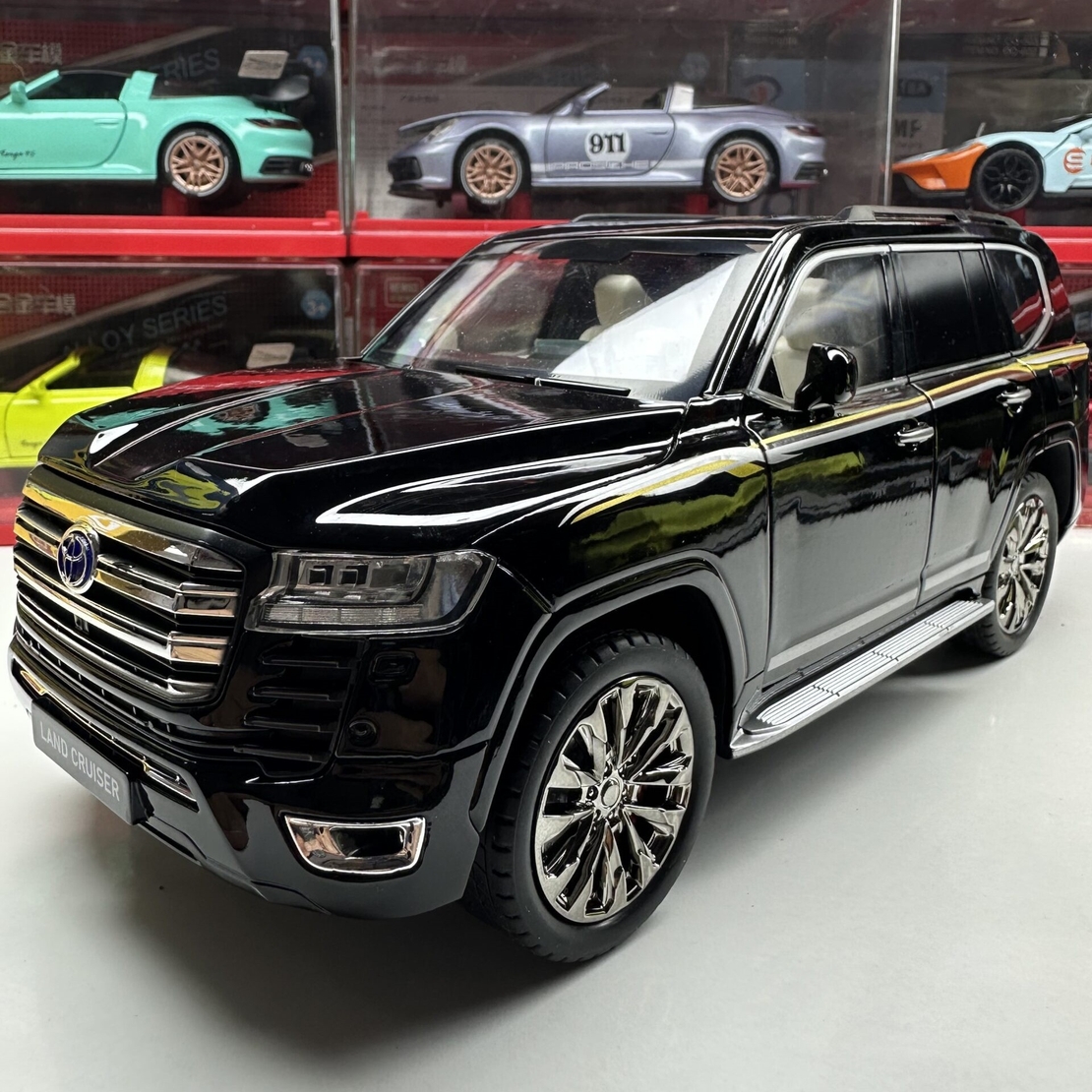 Метален джип с отварящи се врати капаци светлини и звуци Toyota Land Cruiser 1:18