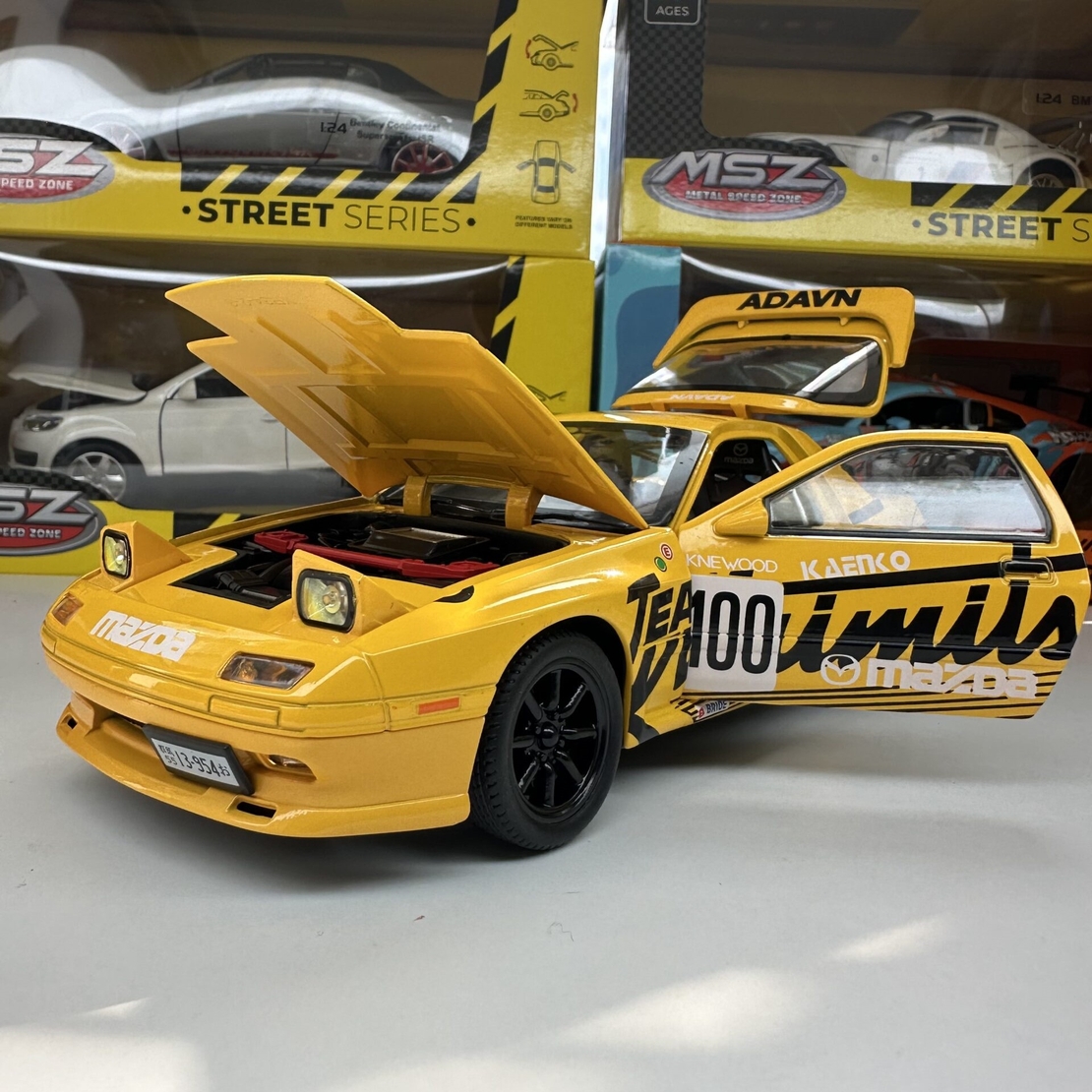 Метална кола с отварящи се врати, капаци, светлини и звуци Mazda RX7 1:24