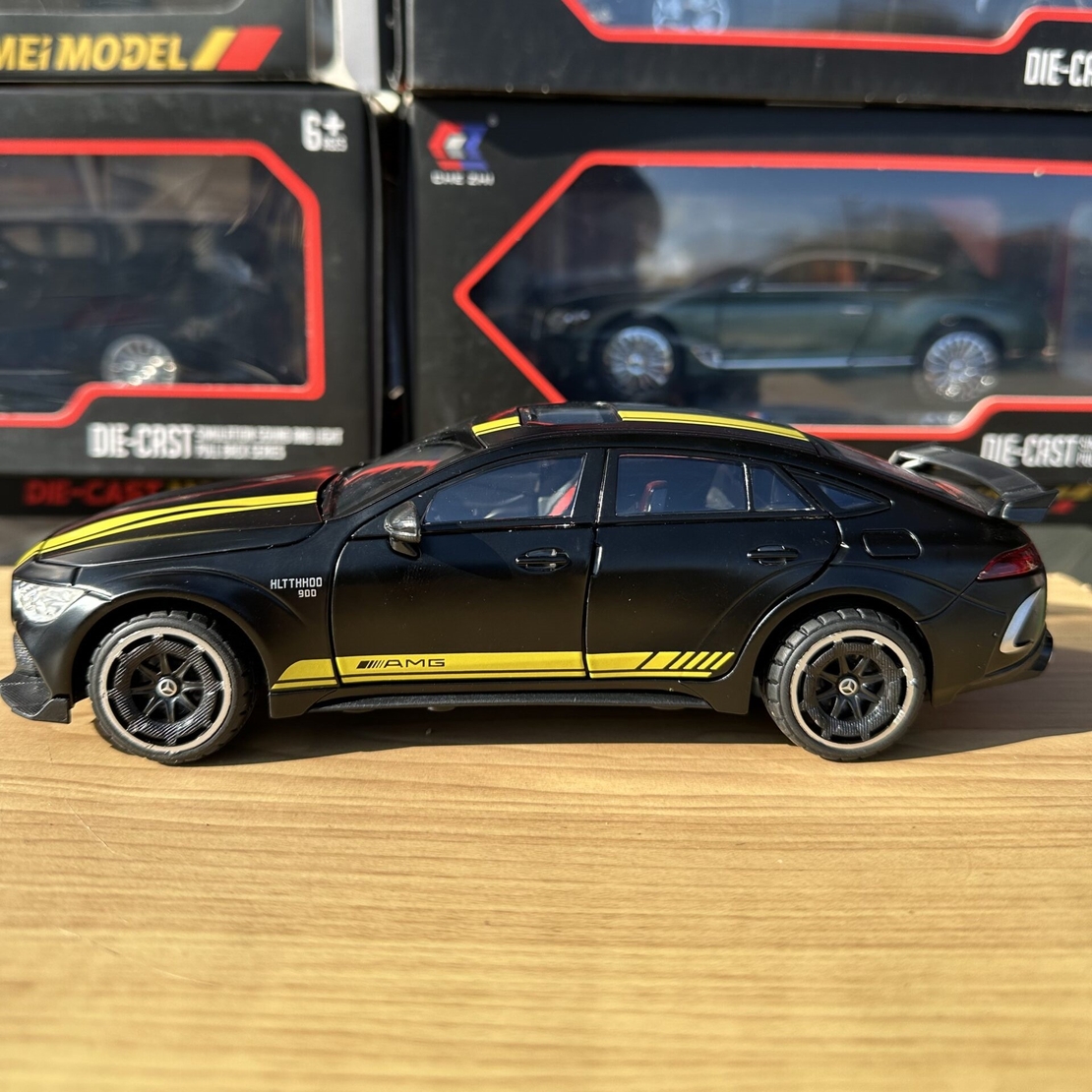 Метална кола с отварящи се врати, капаци, светлини и звуци Mercedes-AMG GT63 S 1:24