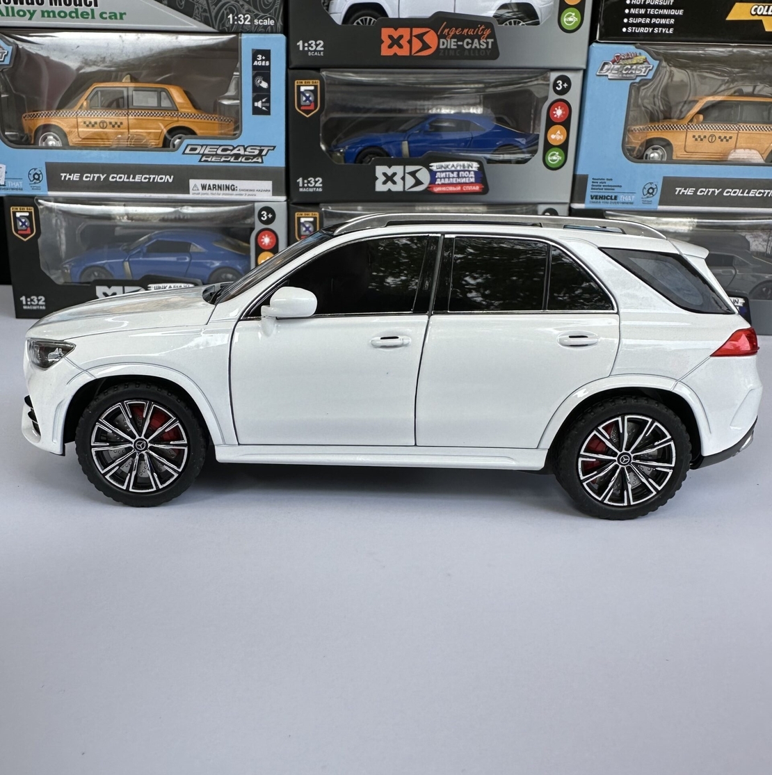 Метална кола с отварящи се врати, светлини и звуци Mercedes-Benz GLE 350 SUV 1:24