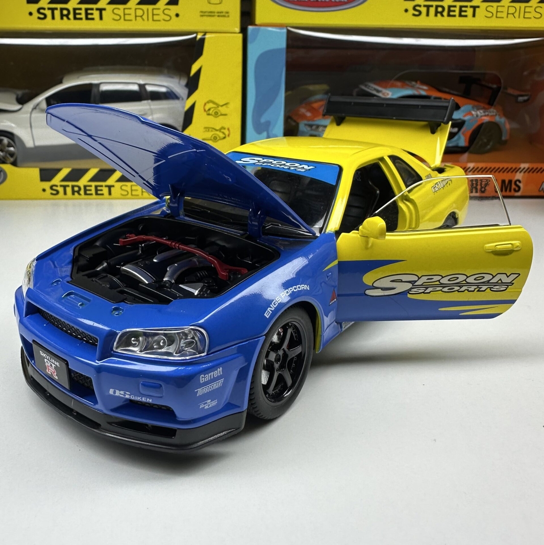 Метална кола с отварящи се врати, светлини и звуци Nissan Skyline GT-R 1:24