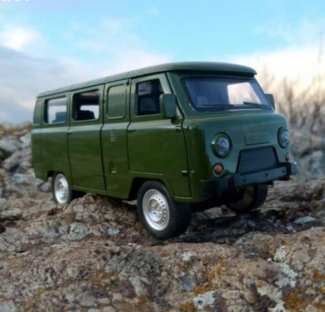 Метална кола с отварящи се врати капаци светлини и звуци UAZ 452 1:24