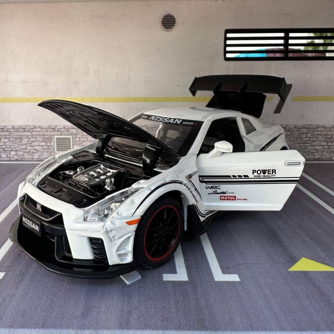 Метална кола с отварящи се врати, светлини и звуци Nissan GT-R Nismo 1:24