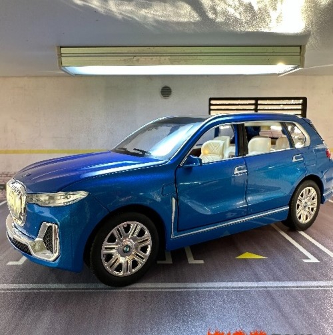 Метална кола с отварящи се врати капаци светлини и звуци BMW X7 1:24