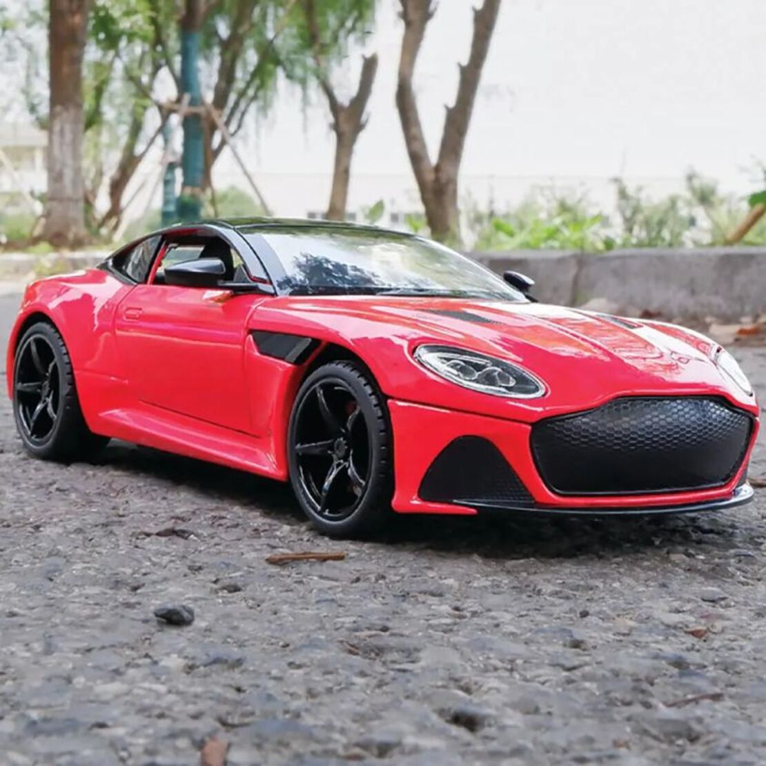 Метална кола с отварящи се врати и капаци светлини и звуци Aston Martin DBS Superleggera 1:24