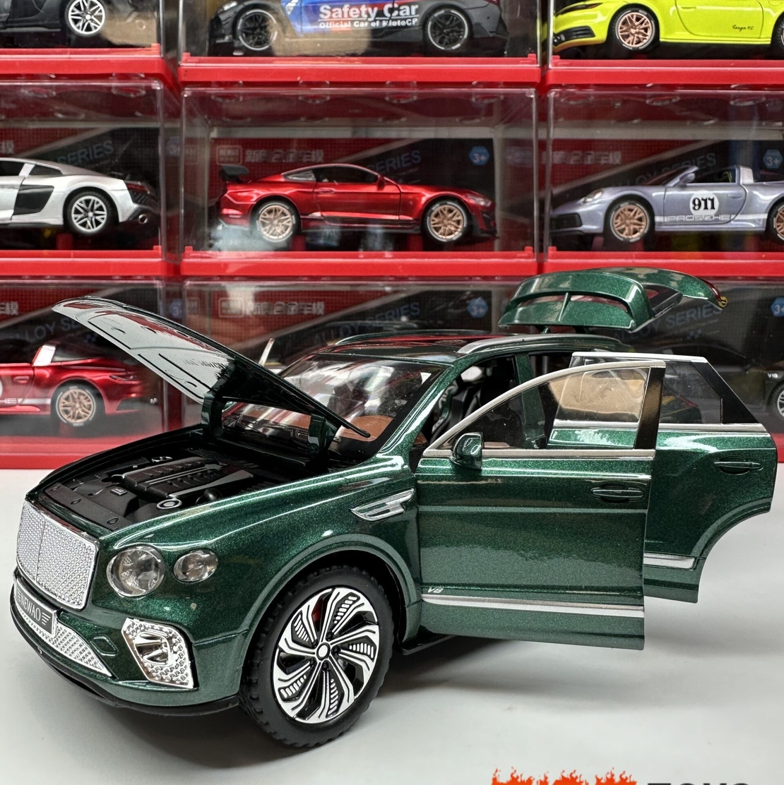 Метална кола с отварящи се врати, капаци, светлини и звуци Bentley Bentayga 1:24