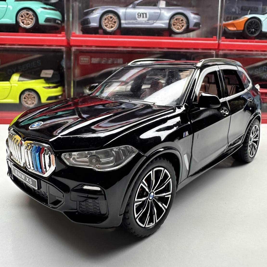 Метална кола с отварящи се врати капаци светлини и звуци BMW X5 1:24