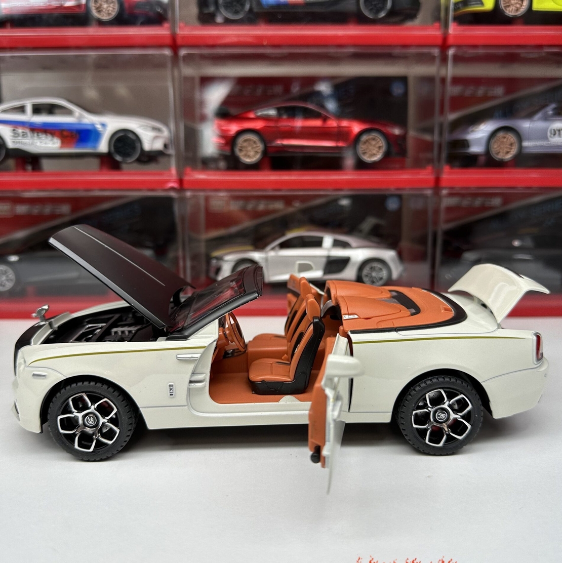 Метална кола с отварящи се врати, капаци, светлини и звуци Rolls Royce Dawn 1:24