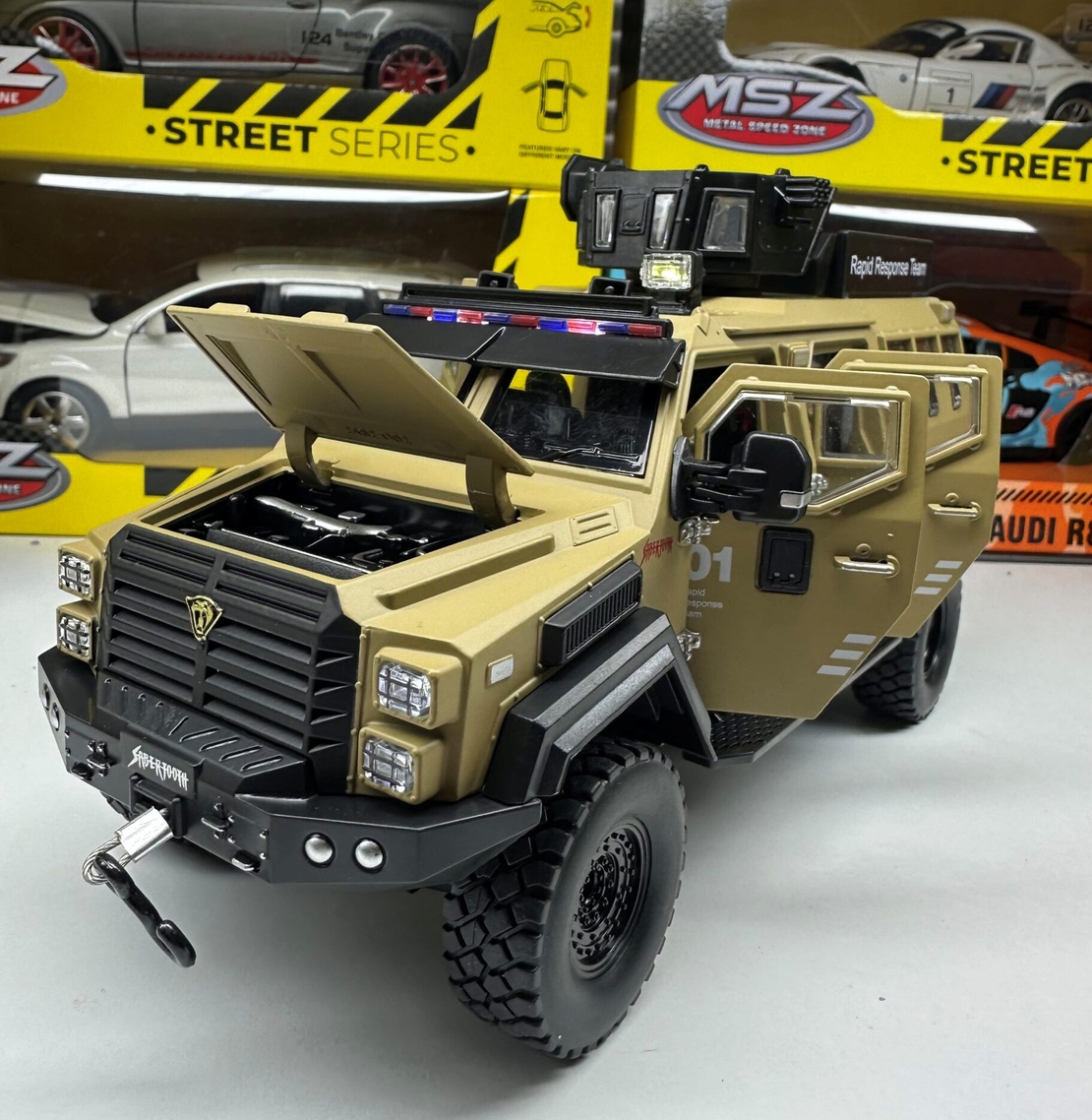 Метален военен джип с отварящи се врати капаци светлини и звуци 1:24