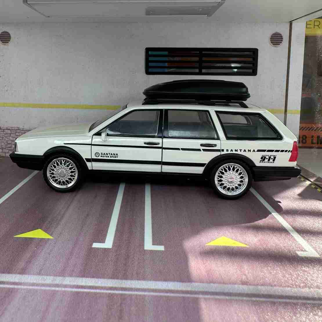 Метална кола с отварящи се врати светлини и звуци Volkswagen Santana / Passat B2 / 1:32