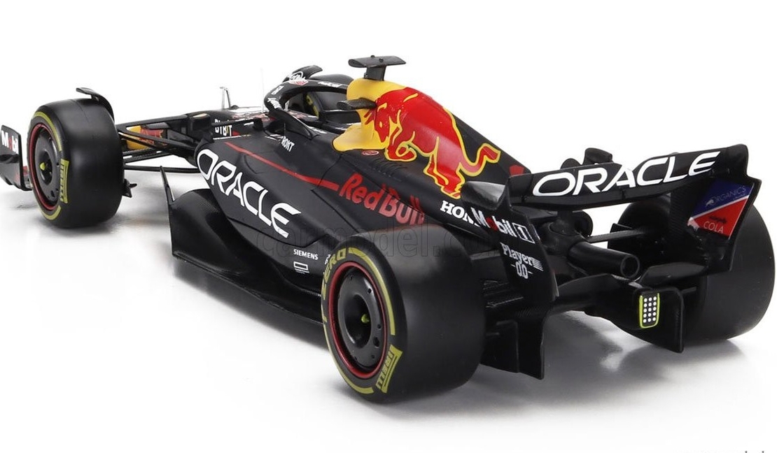 Метална кола Team Oracle Red Bull Racing RB19 Max Verstappen Formula 1 World Champion 2023 with standing pilot figure -  1:24