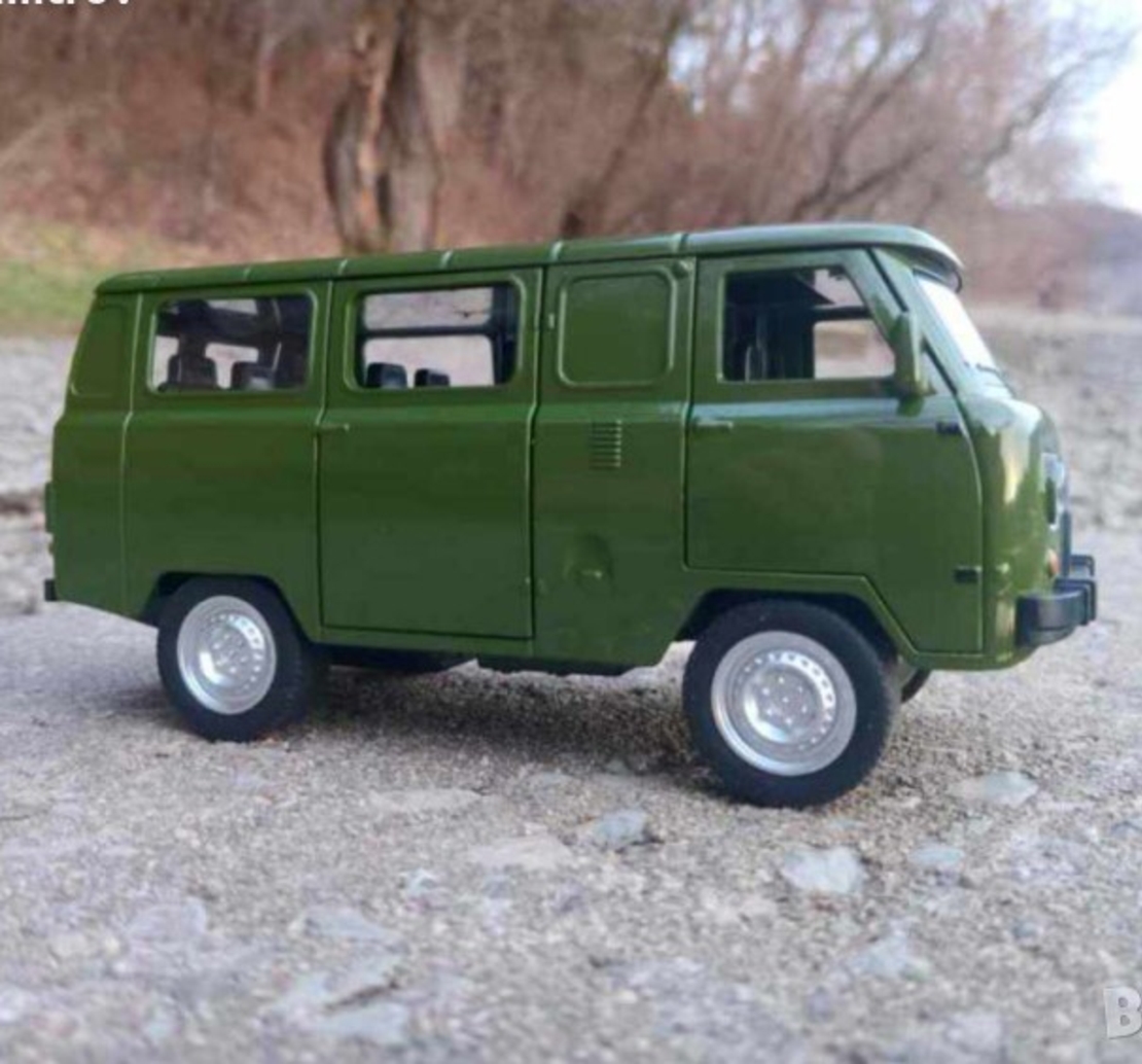 Метална кола с отварящи се врати капаци светлини и звуци UAZ 452 1:24