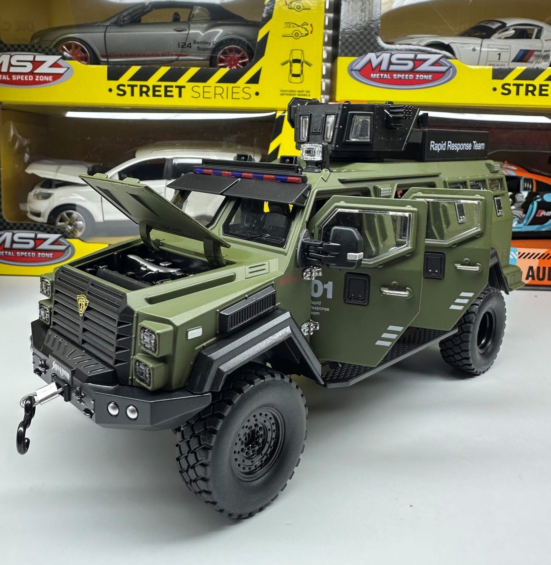 Метален военен джип с отварящи се врати капаци светлини и звуци 1:24