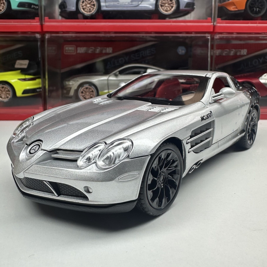 Метална кола с отварящи се врати, светлини и звуци Mercedes SLR McLaren 1:24