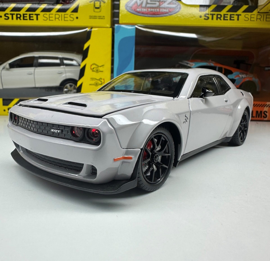 Метална кола с отварящи се врати светлини и звуци Dodge Challenger 1:24