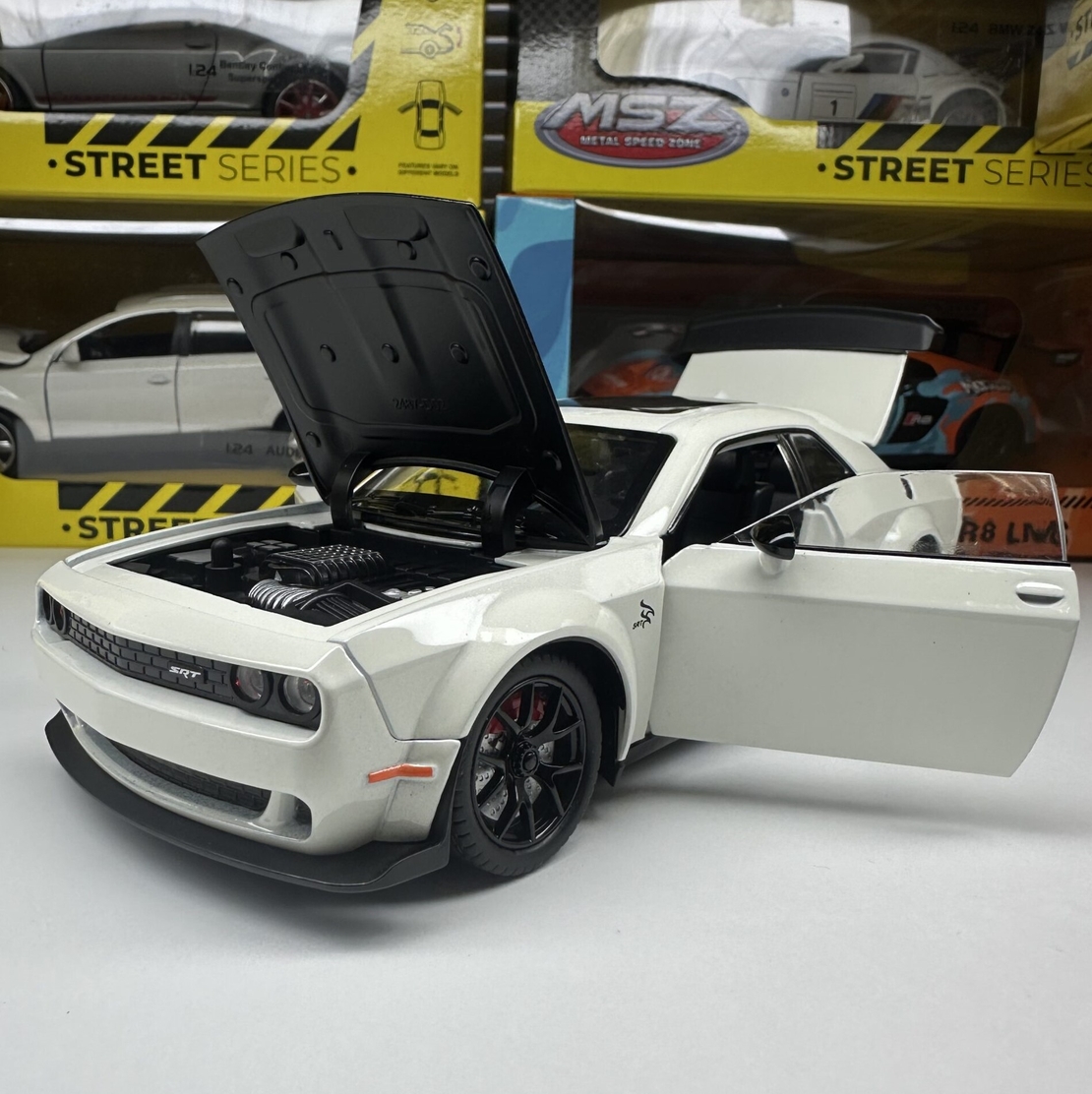 Метална кола с отварящи се врати светлини и звуци Dodge Challenger 1:24