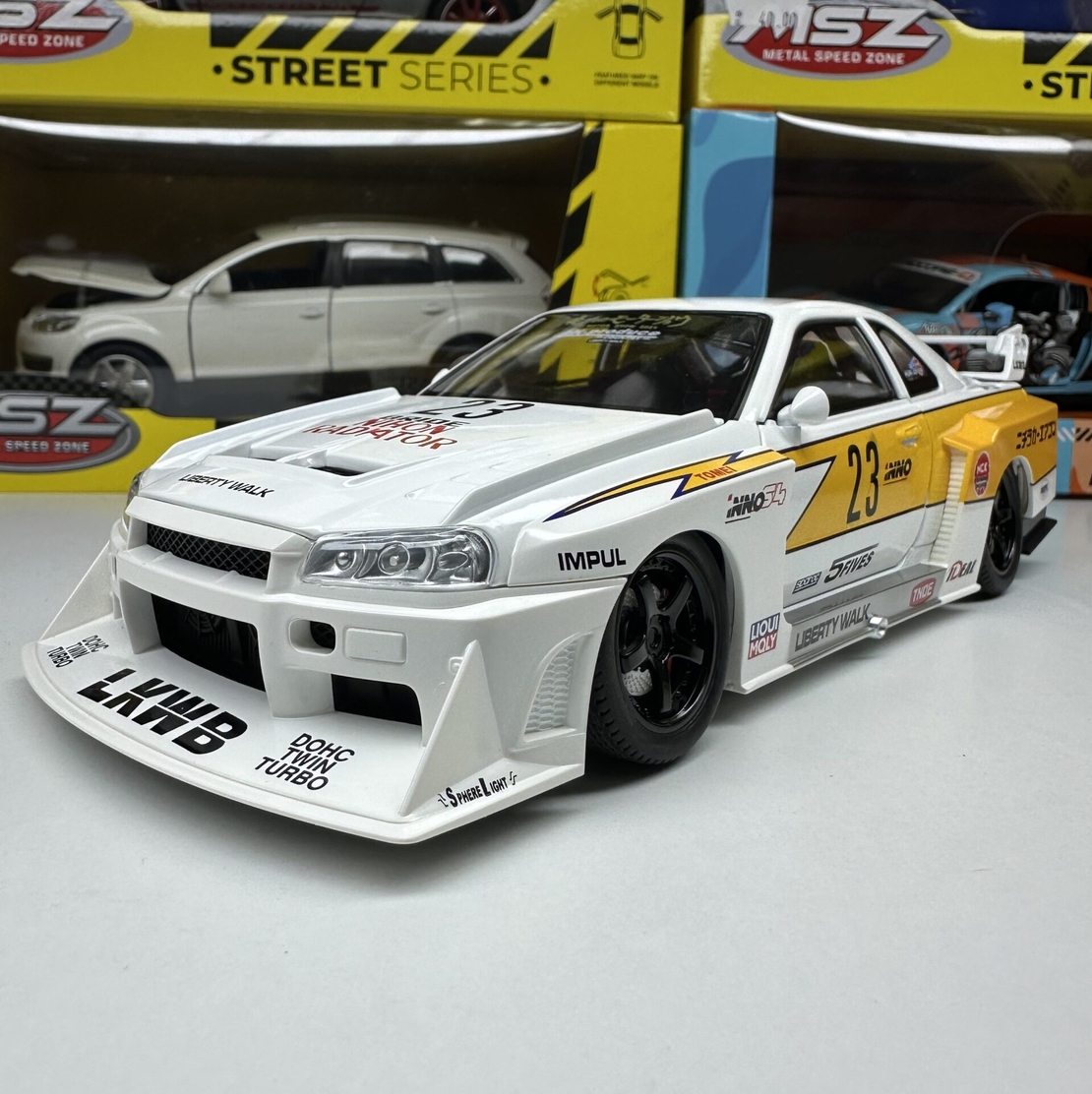 Метална кола с отварящи се врати, светлини и звуци  Nissan Skyline GT-R R34 1:24