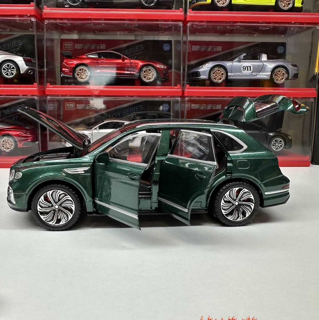 Метална кола с отварящи се врати, капаци, светлини и звуци Bentley Bentayga 1:24