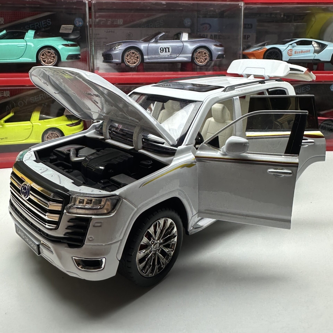 Метален джип с отварящи се врати капаци светлини и звуци Toyota Land Cruiser 1:18