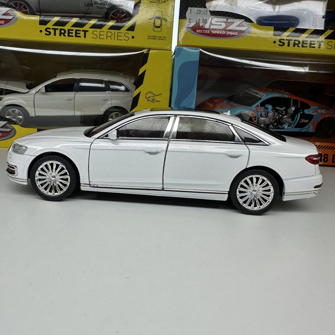 Метална кола с отварящи се врати светлини и звуци Audi A8 1:24