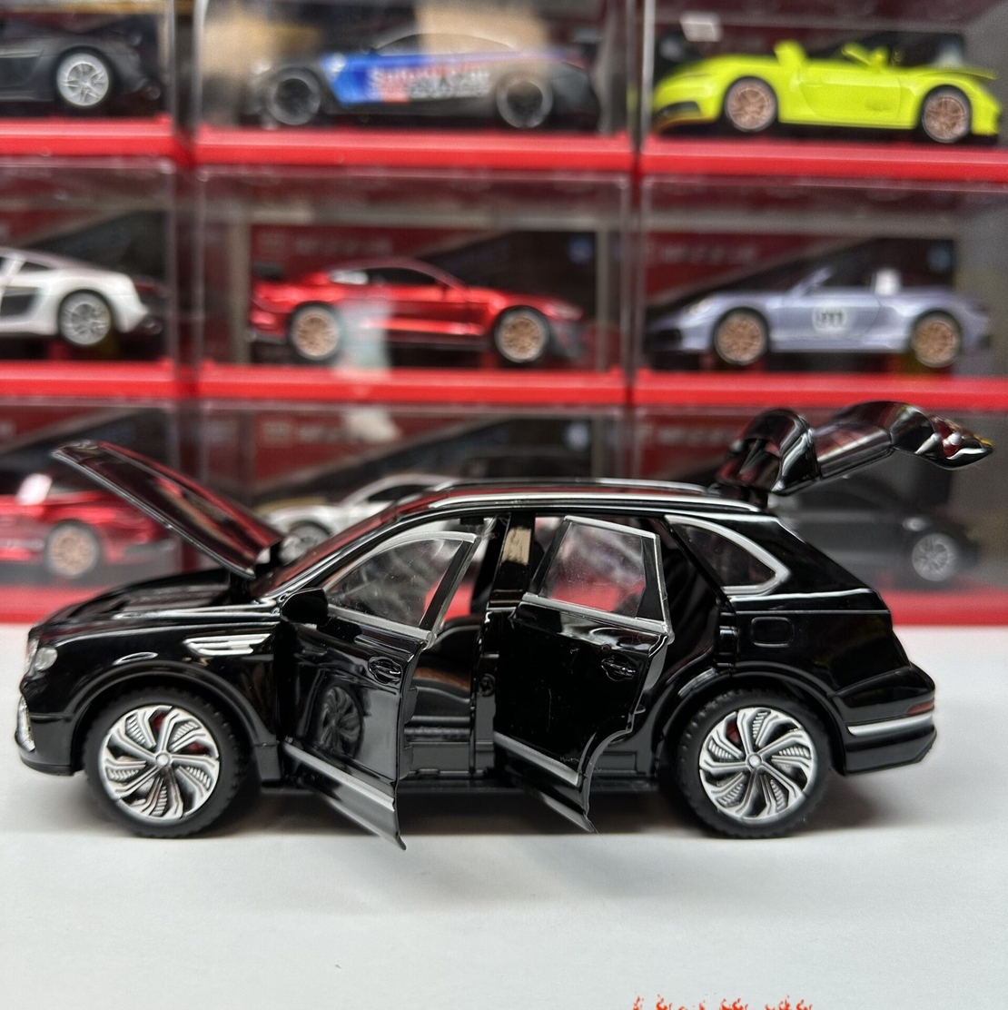 Метална кола с отварящи се врати, капаци, светлини и звуци Bentley Bentayga 1:24