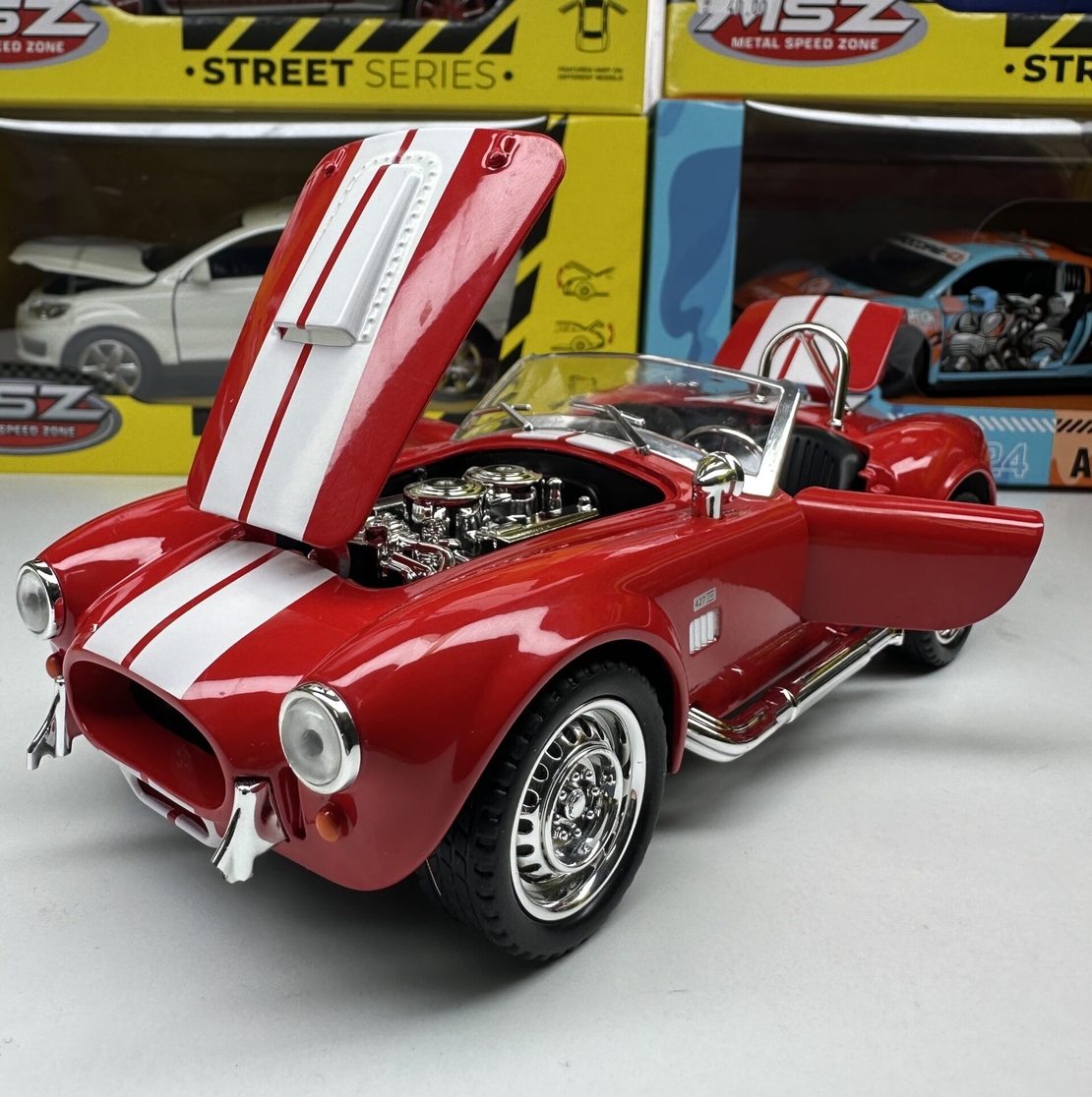 Метална кола с отварящи се врати капаци светлини и звуци Ford Shelby Cobra 427 1:24