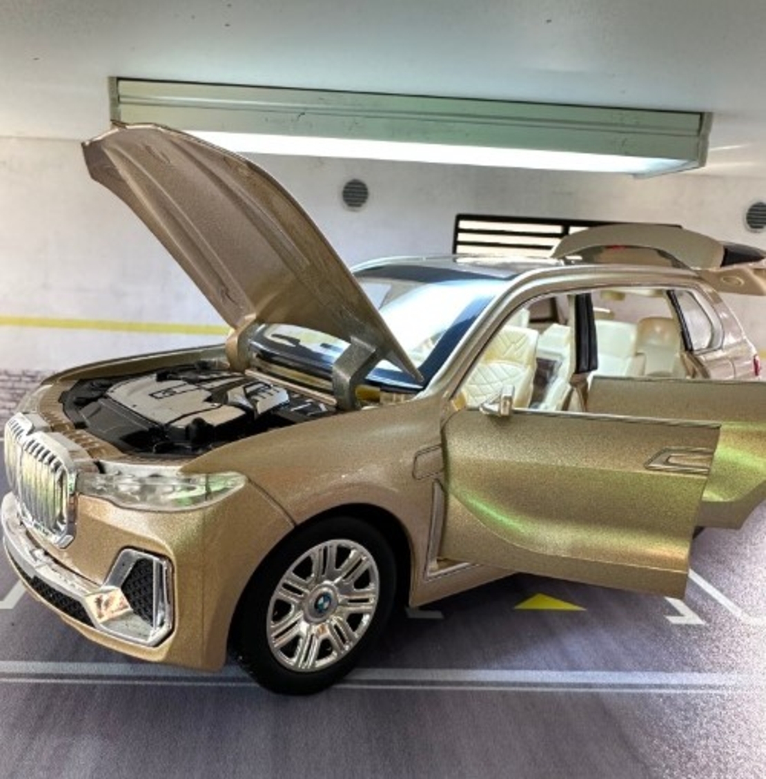 Метална кола с отварящи се врати капаци светлини и звуци BMW X7 1:24