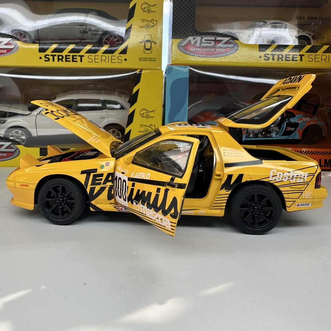 Метална кола с отварящи се врати, капаци, светлини и звуци Mazda RX7 1:24