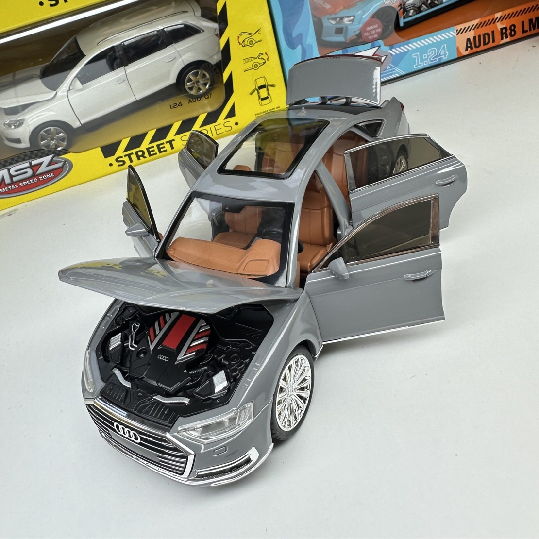 Метална кола с отварящи се врати светлини и звуци Audi A8 1:24
