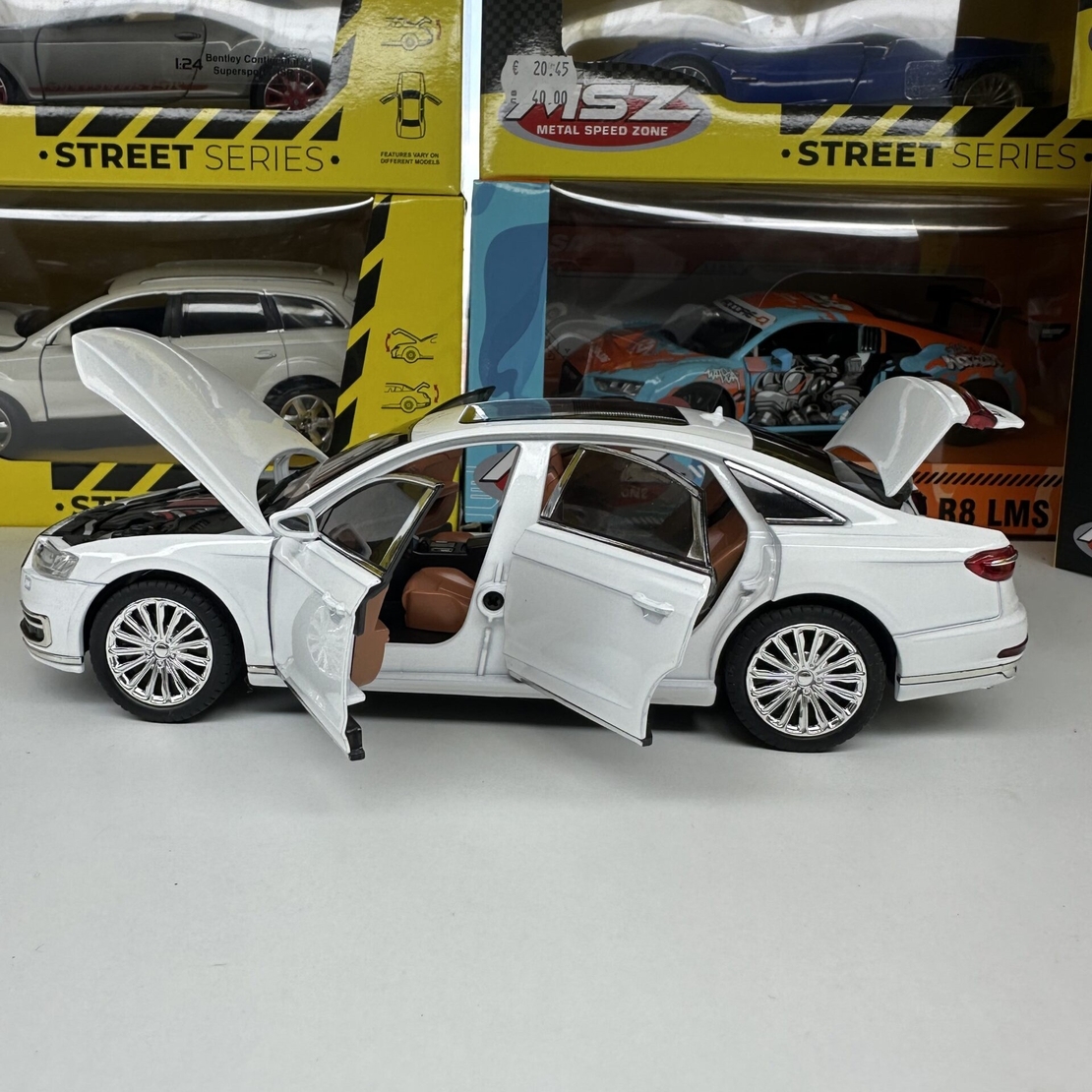 Метална кола с отварящи се врати светлини и звуци Audi A8 1:24