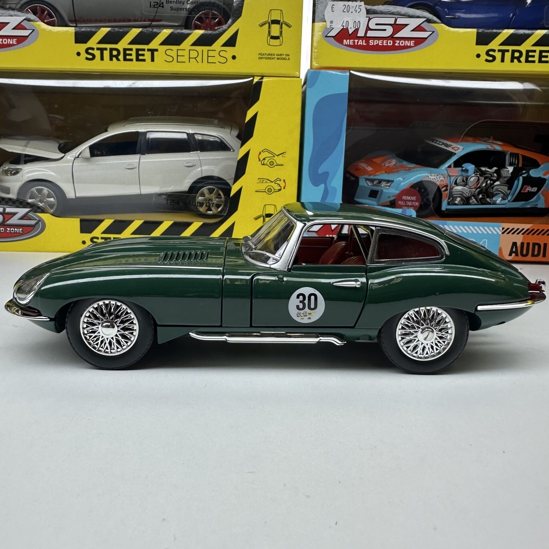 Метална кола с отварящи се врати капаци светлини и звуци Jaguar E-Type Reborn 1961 1:24