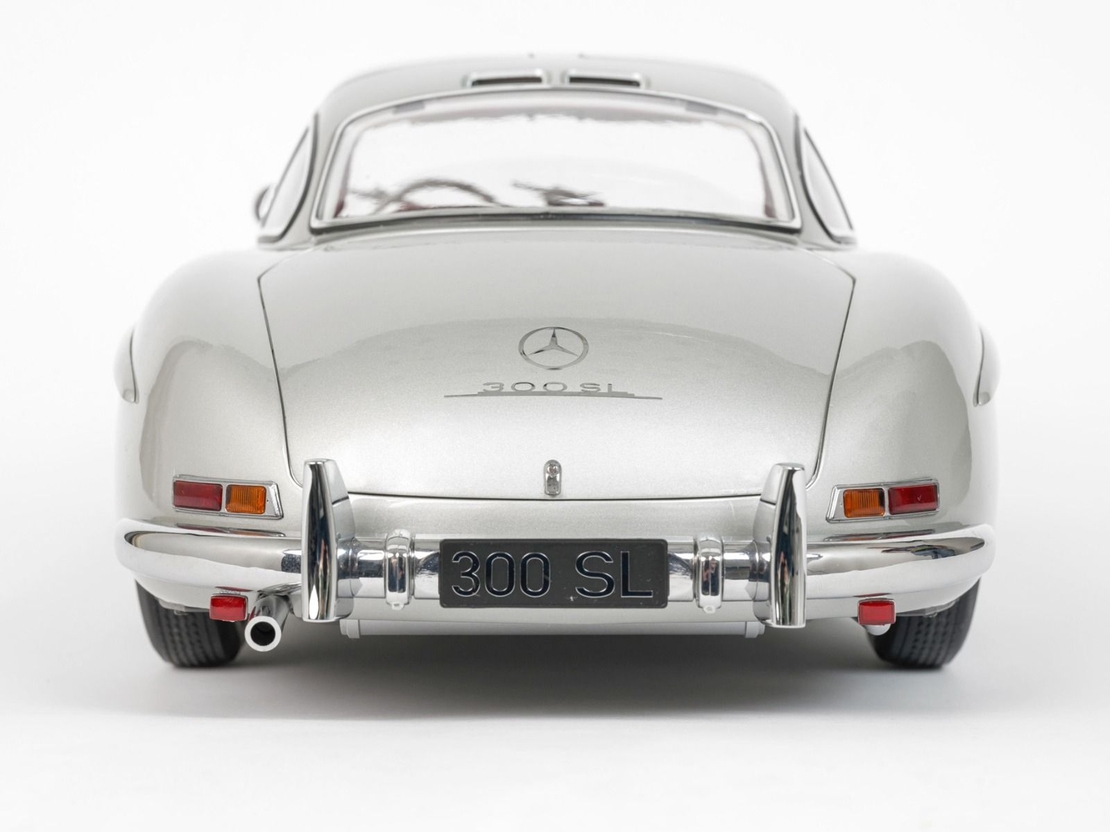 Метална кола с отварящи се врати светлини и звуци Mercedes 300 SL 1:24