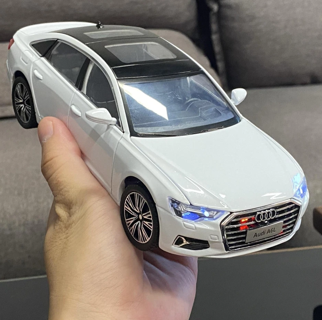 Метална кола с отварящи се врати светлини и звуци Audi A6L 1:24