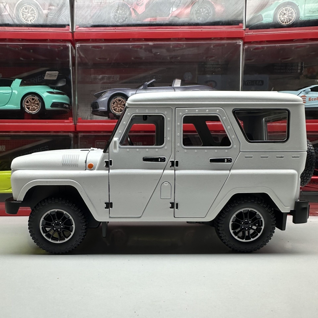 Метален джип с отварящи се врати капаци светлини и звуци UAZ 469 1:18