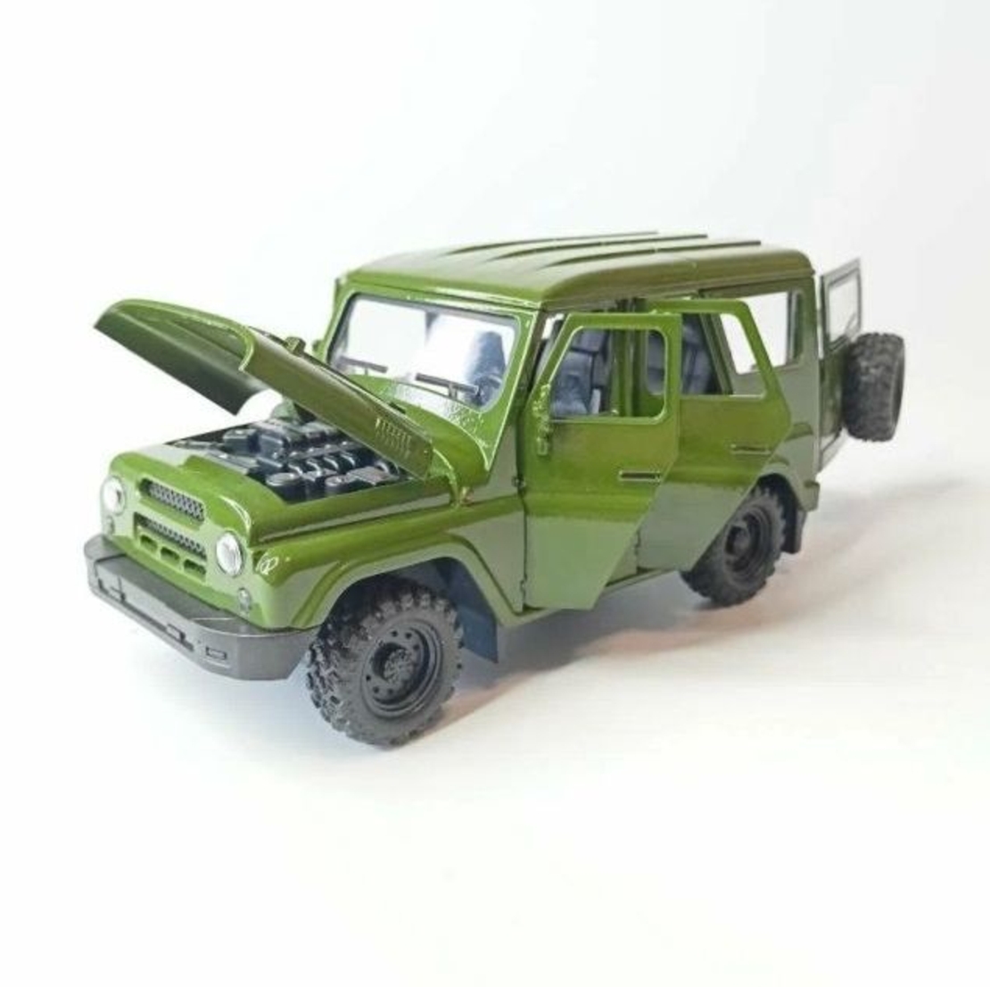 Метален джип с отварящи се врати капаци светлини и звуци UAZ 469 1:18