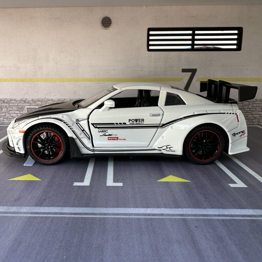 Метална кола с отварящи се врати, светлини и звуци Nissan GT-R Nismo 1:24