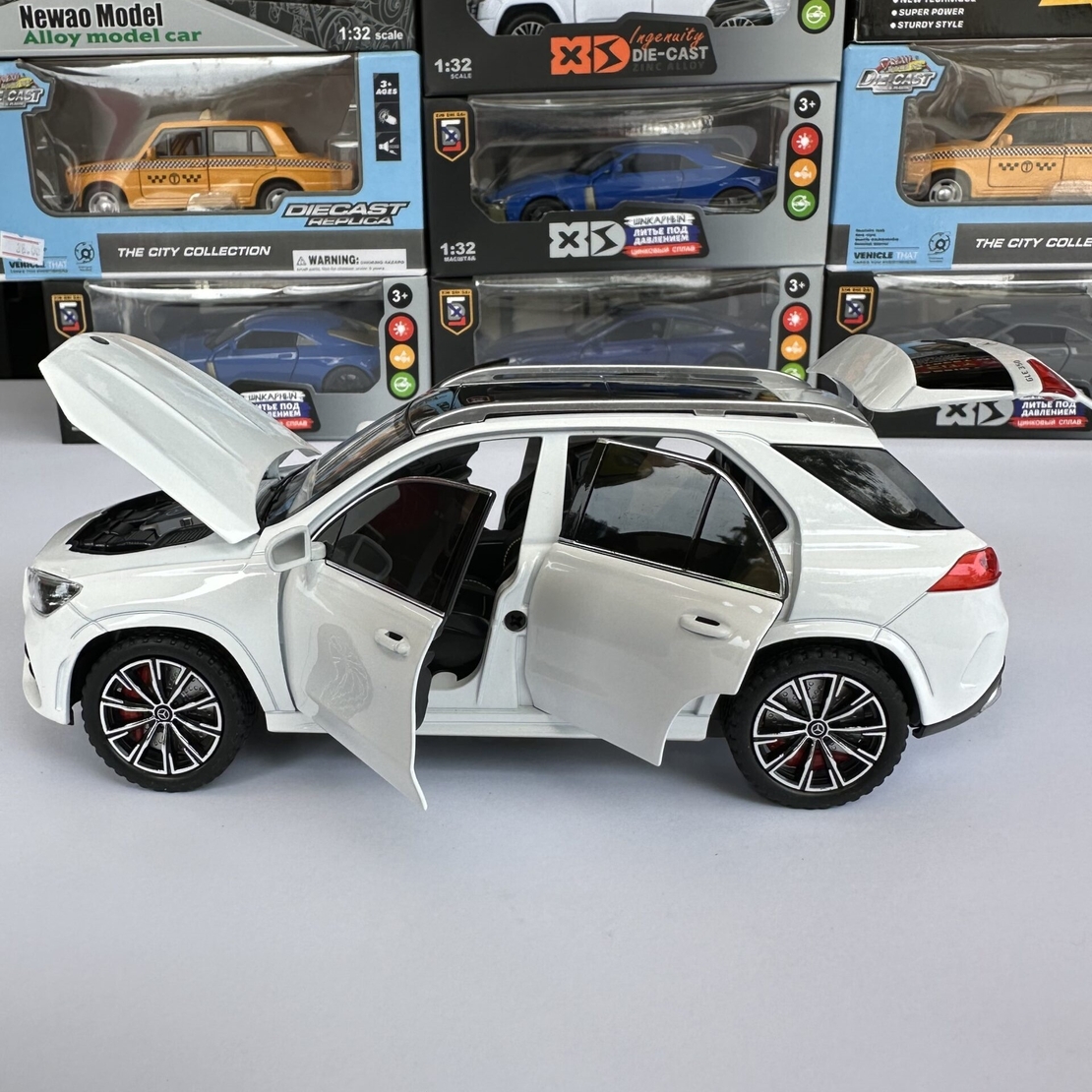 Метална кола с отварящи се врати, светлини и звуци Mercedes-Benz GLE 350 SUV 1:24