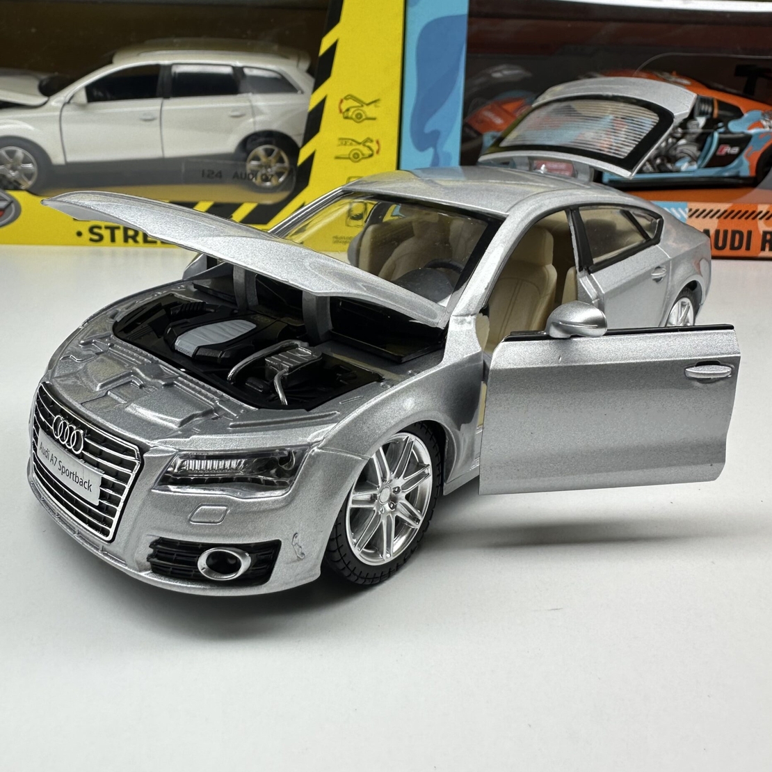 Метална кола с отварящи се врати и капаци MSZ Audi A7 1:24
