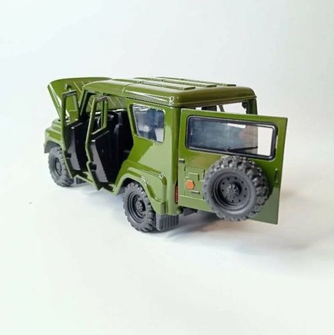 Метален джип с отварящи се врати капаци светлини и звуци UAZ 469 1:18