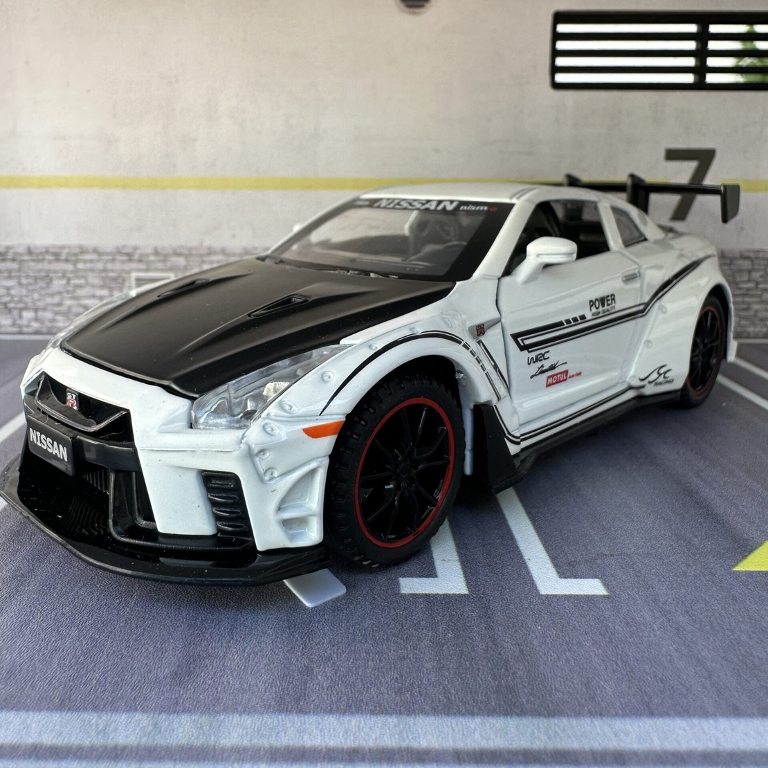 Метална кола с отварящи се врати, светлини и звуци Nissan GT-R Nismo 1:24