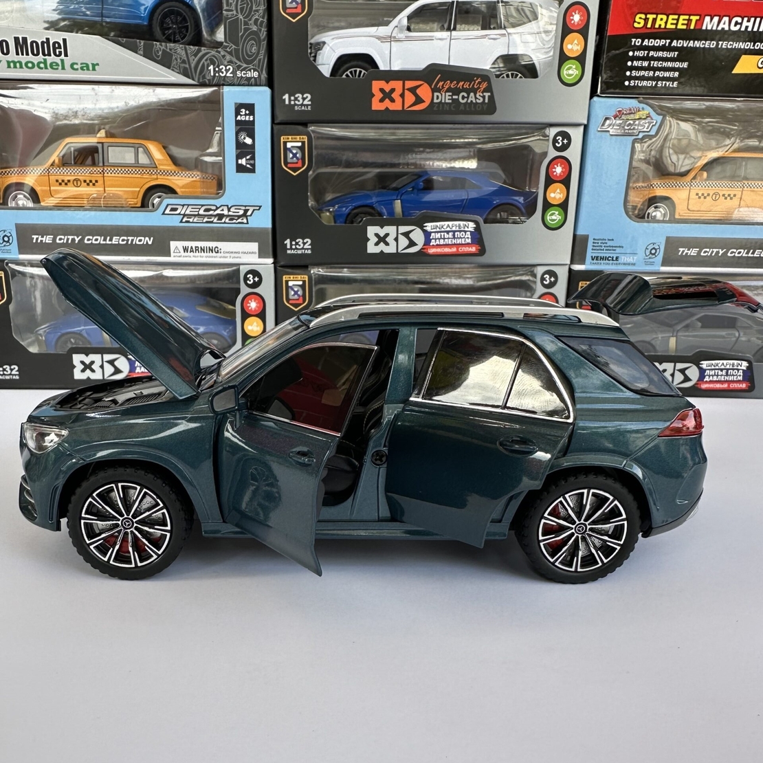 Метална кола с отварящи се врати, светлини и звуци Mercedes-Benz GLE 350 SUV 1:24