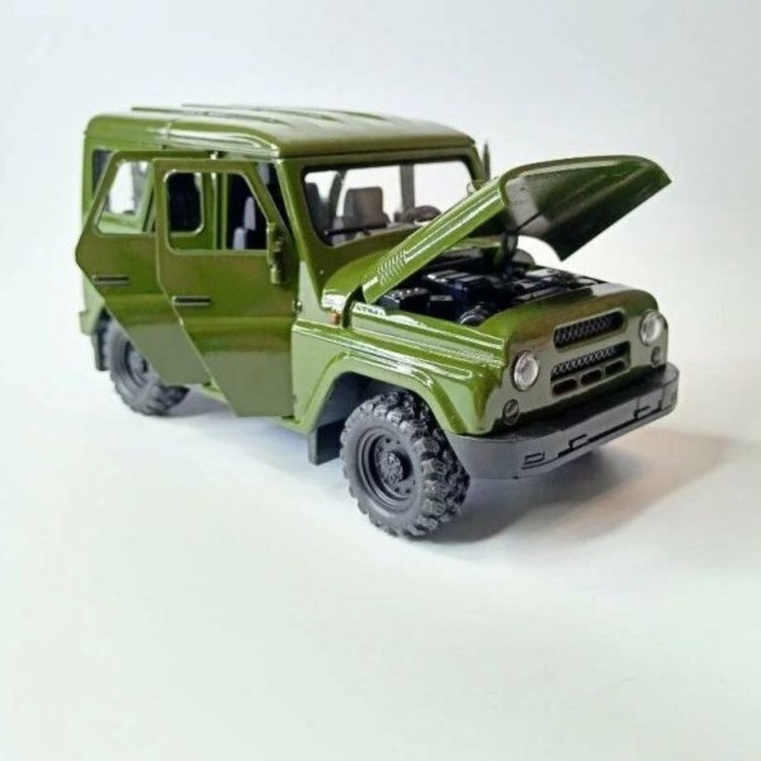 Метален джип с отварящи се врати капаци светлини и звуци UAZ 469 1:18