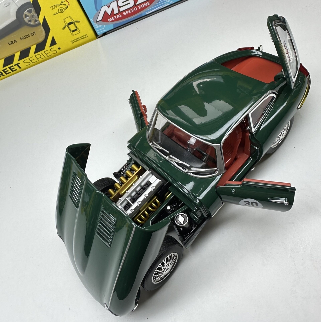 Метална кола с отварящи се врати капаци светлини и звуци Jaguar E-Type Reborn 1961 1:24